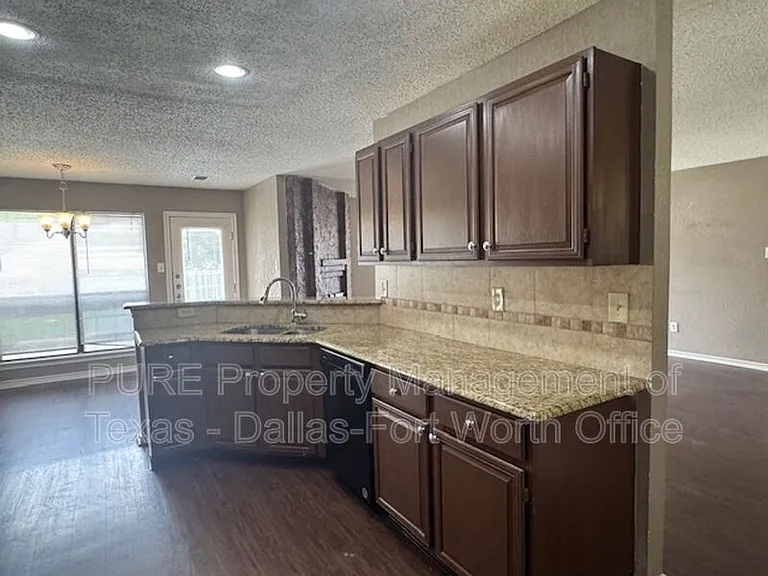 1404 Straus Rd — Photo 10
