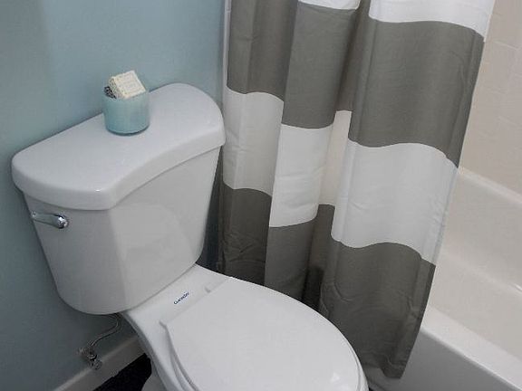 4th image of 990 Palm Ave APT 05