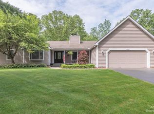 9112 Ravinewood Ln, South Lyon, MI 48178