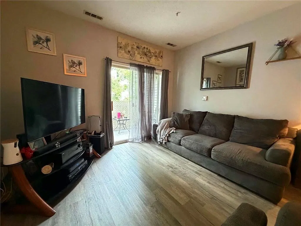 2 bed, 968 sqft, $2,000 — Photo 2