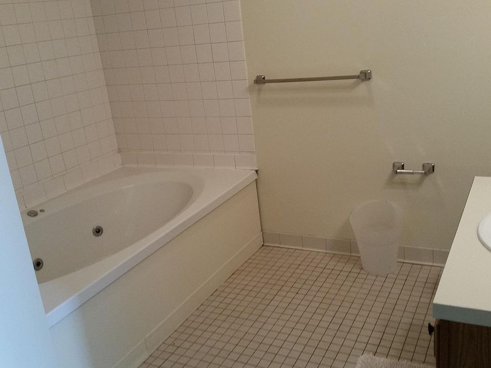 Jet tube in the full bath. Double sink vanity!