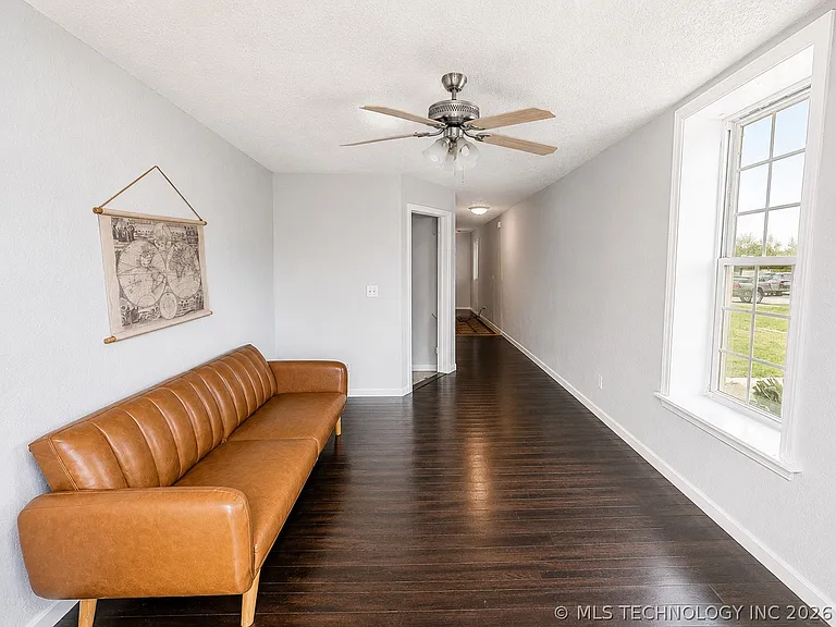19 2nd Ave NE #B — Photo 2