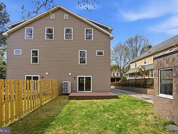 3rd image of 425 Grove Pl