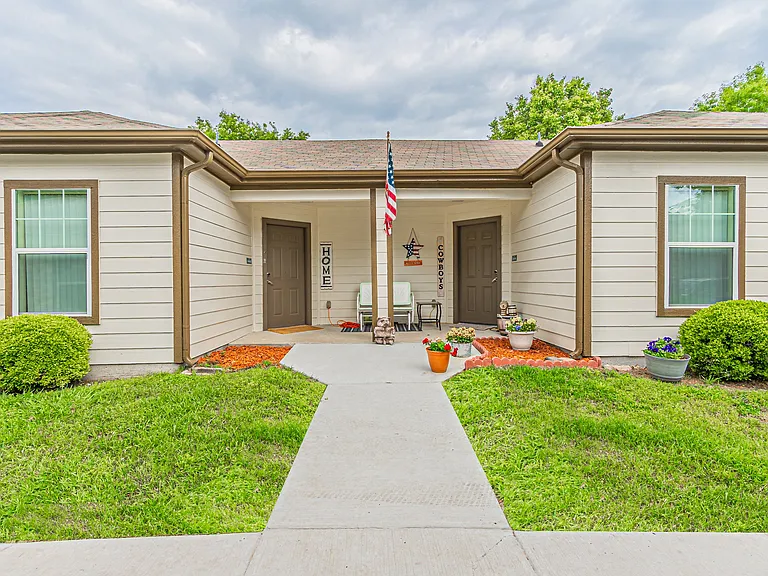 Park Manor Senior Apartments — Photo 2