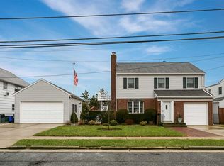 27 W 3rd St, Freeport, NY 11520