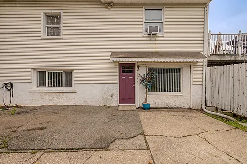 114 Mary Ave Photo 1