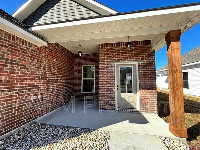 4 bed, 2.0 bath, 1458 sqft, $2,395 — Photo 2