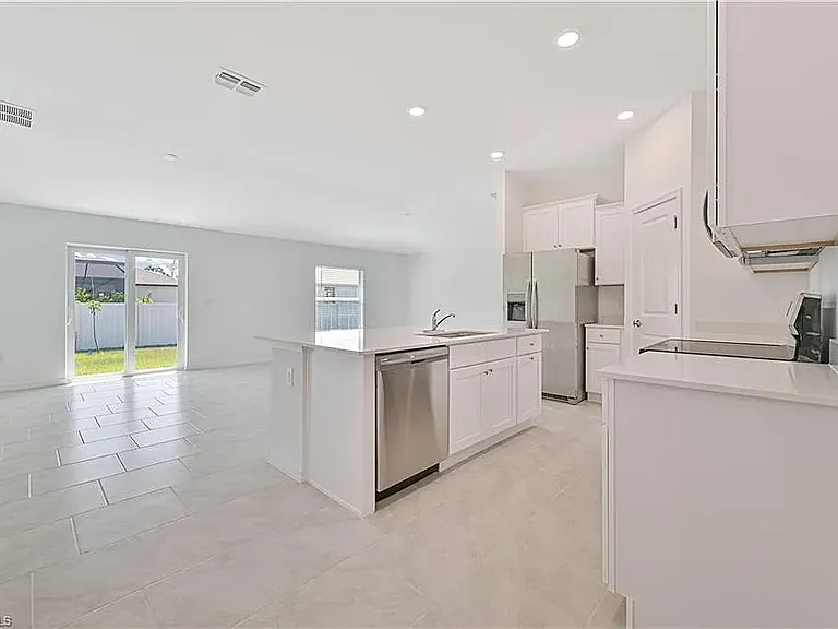 2901 NW 18th Pl — Photo 8