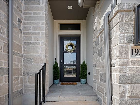 2nd image of 1925 Luna St