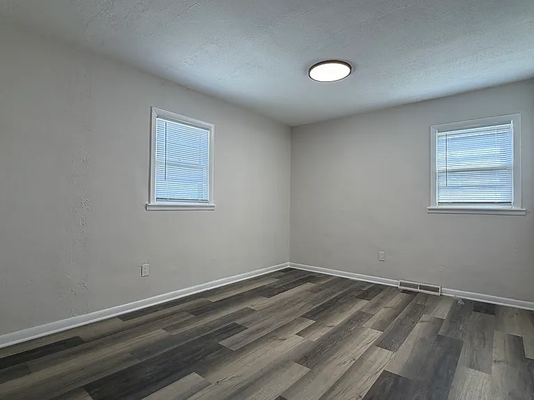 1212 E 39th Pl — Photo 6