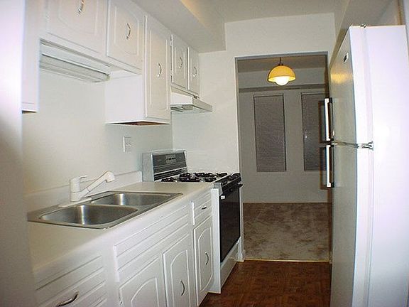 Kitchen w/all appliances