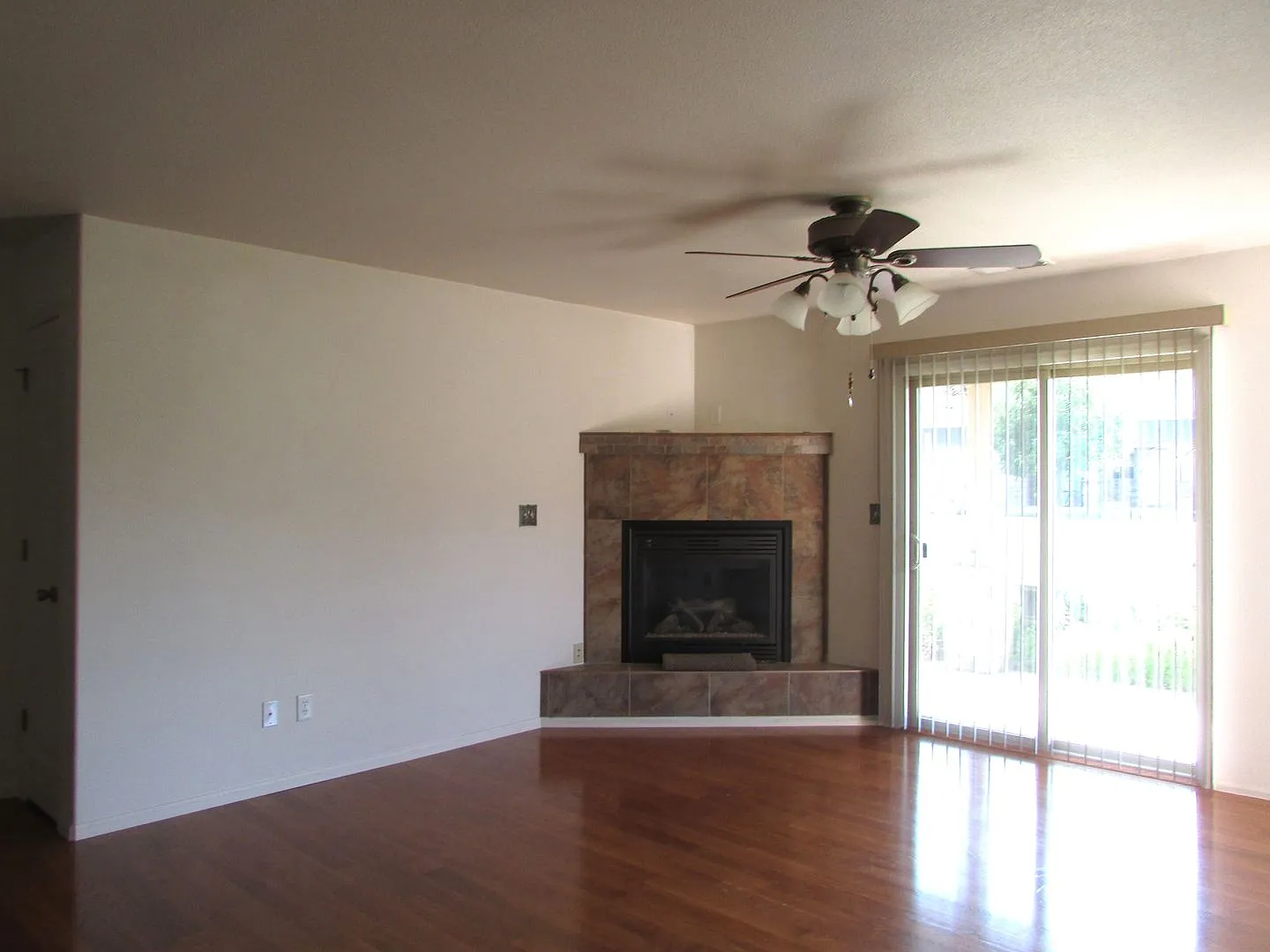 Beautiful townhome available now! — Photo 3