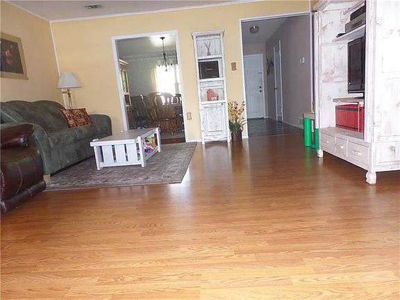 3rd image of 1211 Hemphill Dr