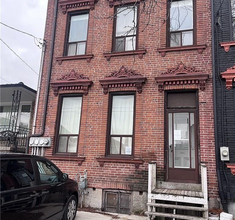 1st image of 223 Park St N