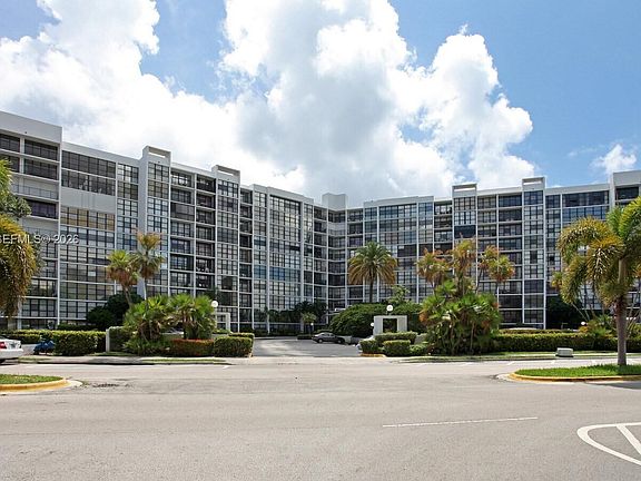 5th image of 800 Parkview Dr APT 410