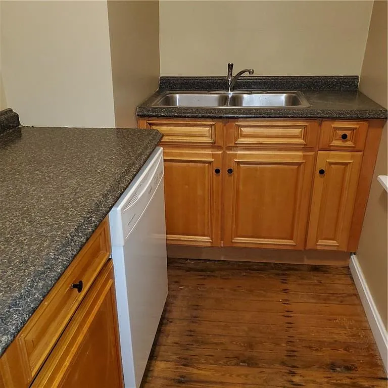 2 bed, 975 sqft, $1,550 — Photo 3