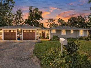 1513 W Point Dr, Mahomet, IL 61853