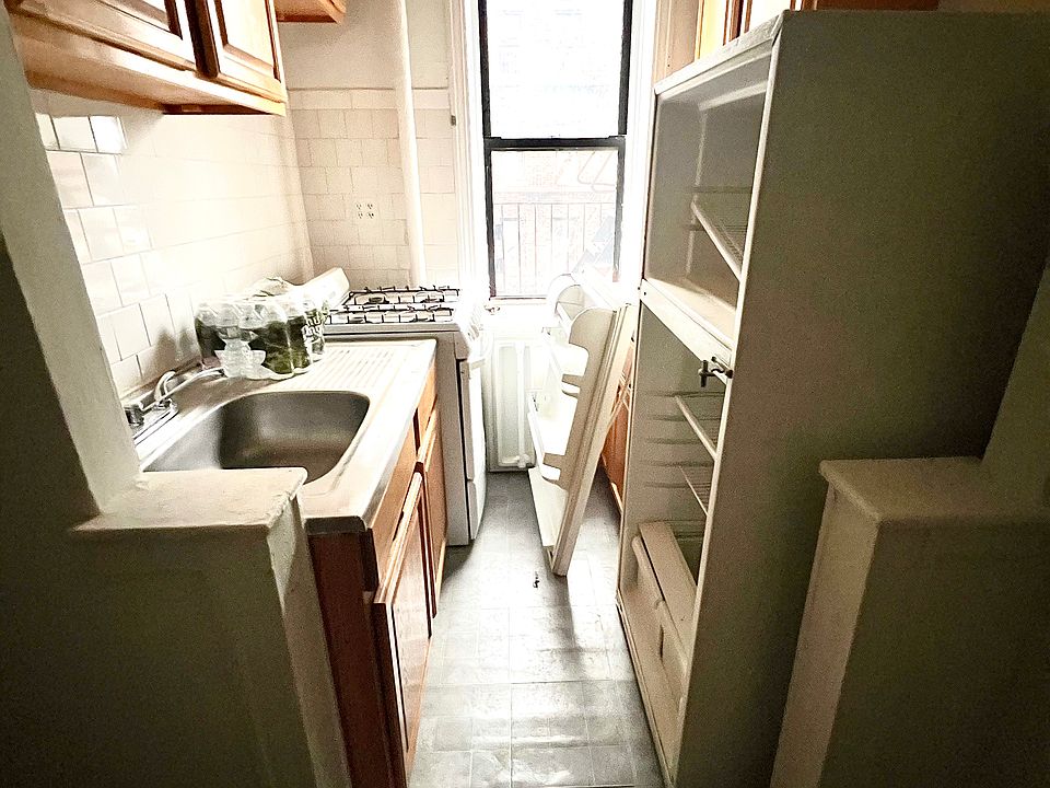 2nd image of 222 E 202nd St APT 4E