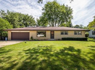6136 S 36th St, Greenfield, WI 53221
