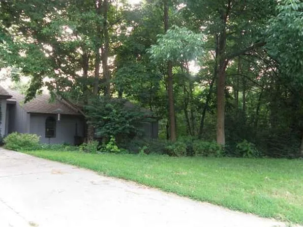 132 Barrett Dr, Swansea, IL 62226