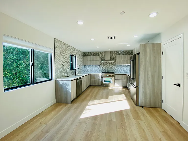 539 Avon Ave — Photo 5