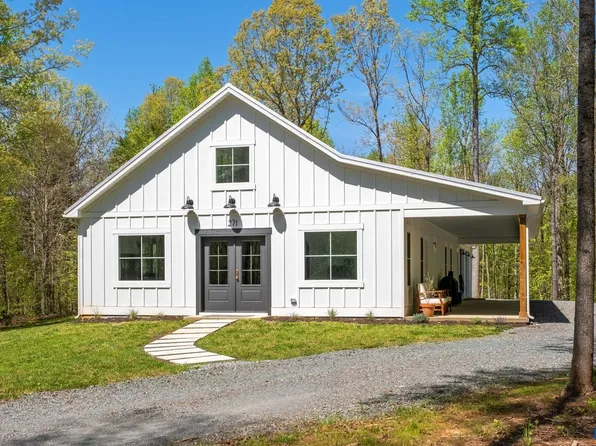 271 Hawks Crest Ln, Scottsville, VA 24590