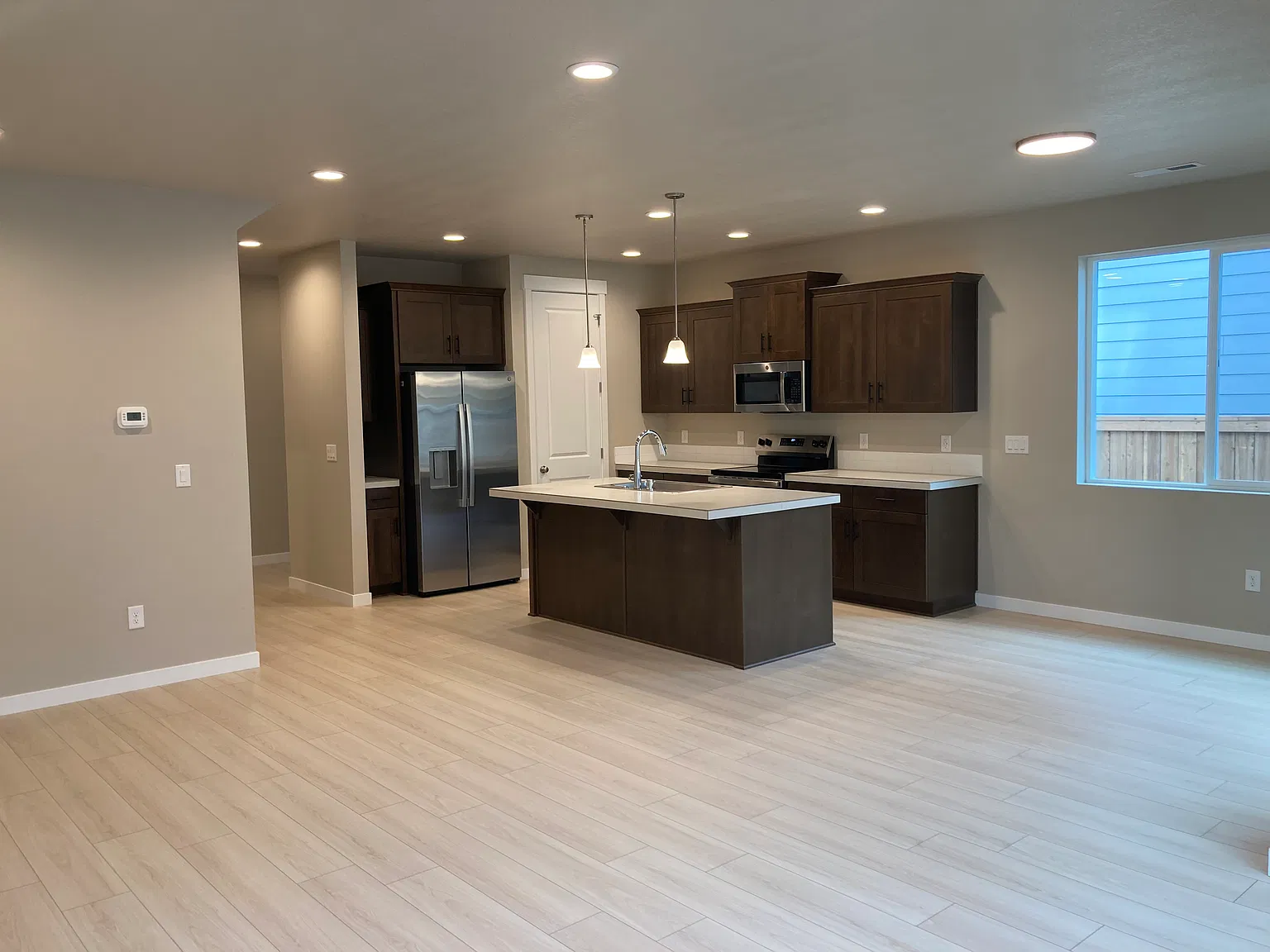 4 bed, 2009 sqft, $3,400 — Photo 4