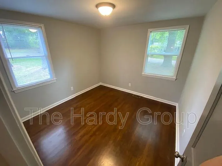 934 McKellar Dr — Photo 9