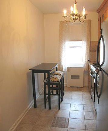 4th image of 32 E Broad St APT D2b