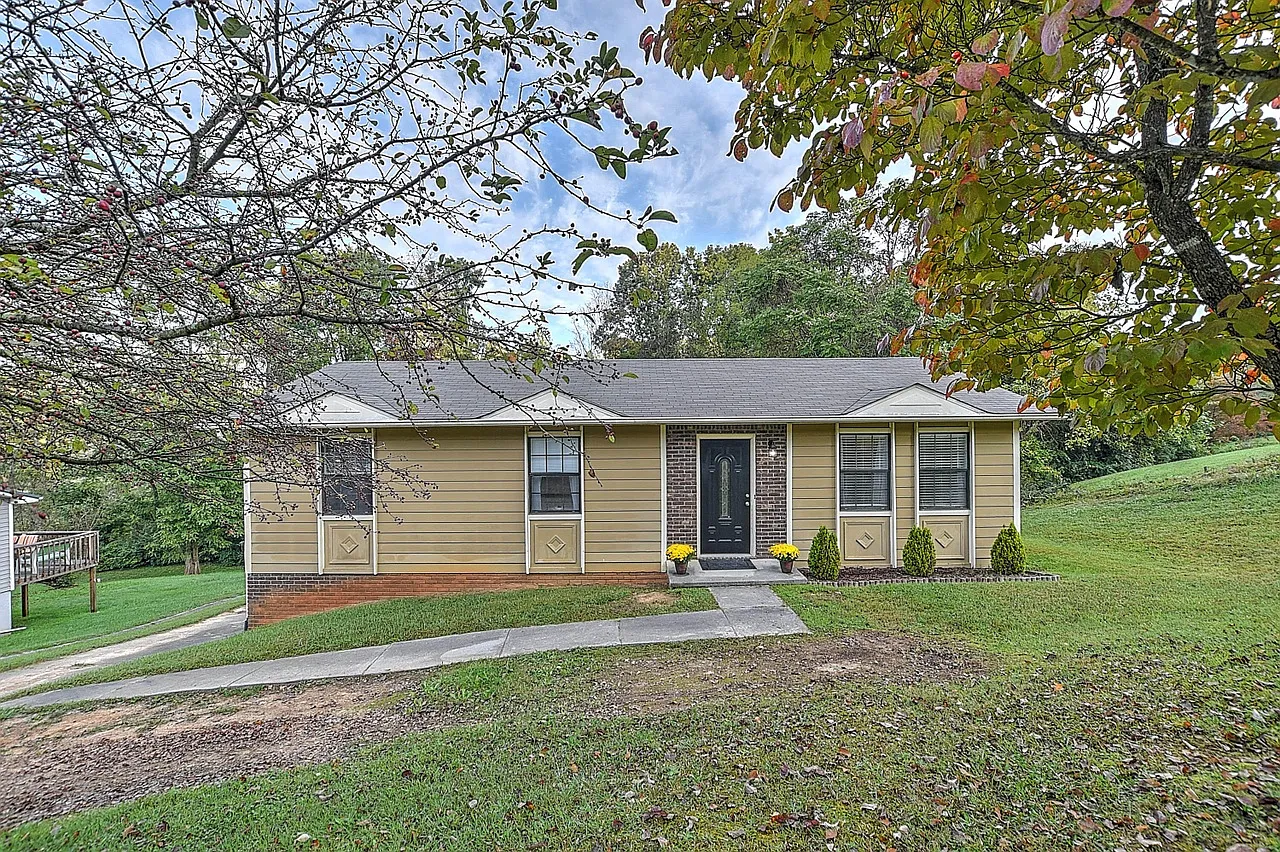 3 bed, 1144 sqft, $1,975 — Photo 2