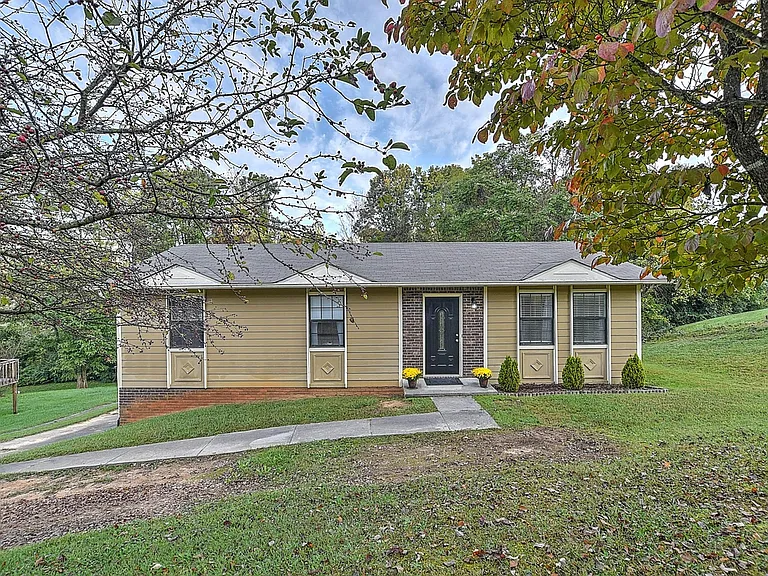 211 Hayter Dr — Photo 2
