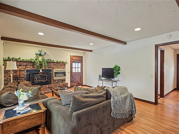 4th image of 16 W Cardinal Ct