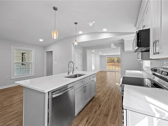 5th image of 806 Larkwood Dr