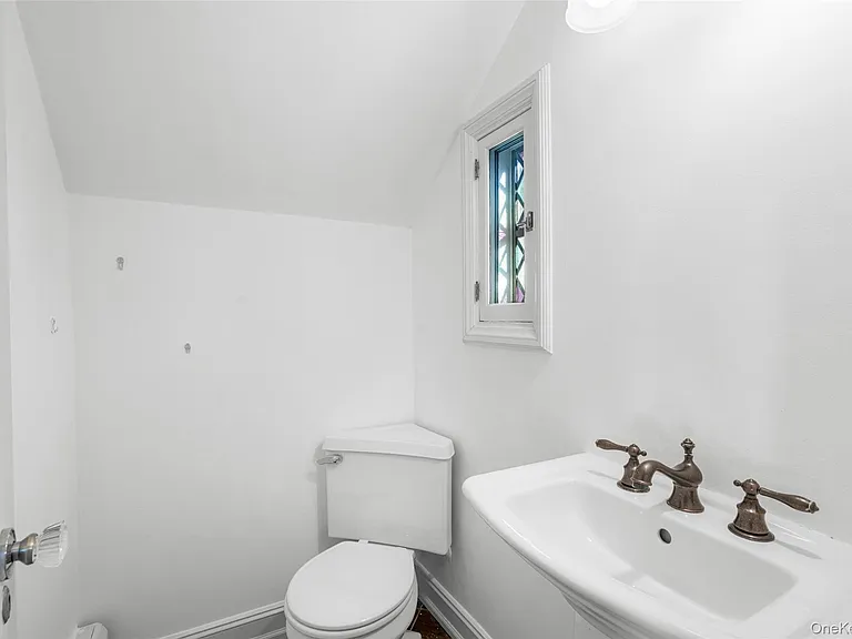 22 Verdun Ave — Photo 13