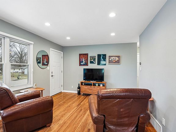 4th image of 906 E Detroit Ave