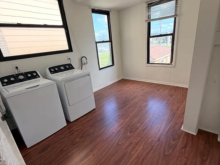 1617 W 38th Pl — Photo 4