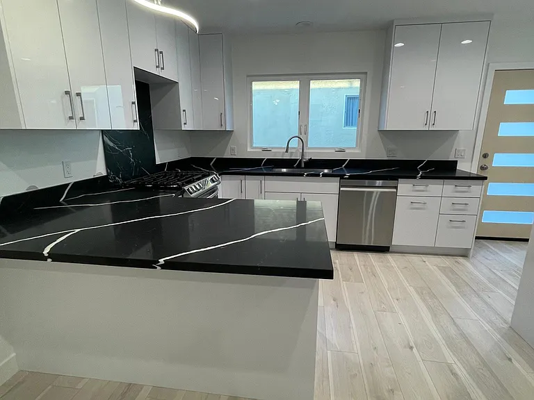 1049 Davis Ave — Photo 10
