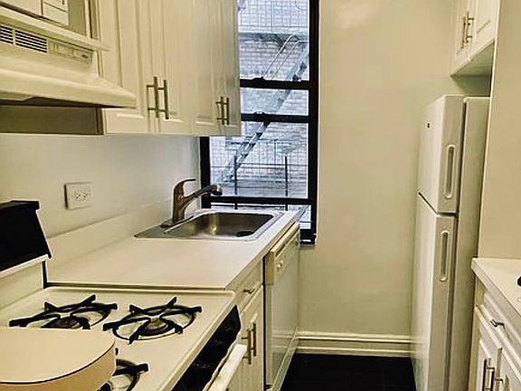 5th image of 235 E 46th St APT 2E
