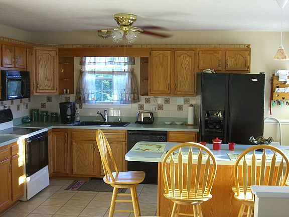 SPACIOUS COUNTRY KITCHEN