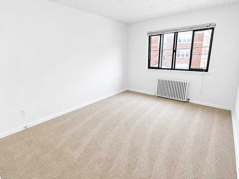 Carpeted 1-Bedroom