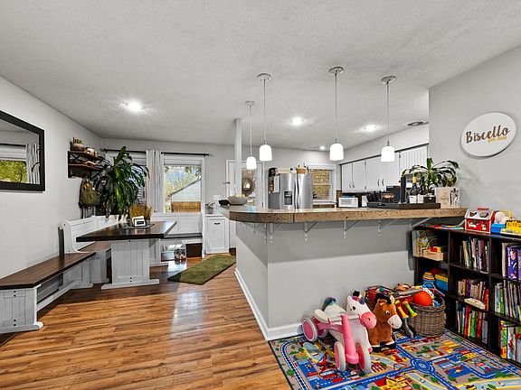 3rd image of 7433 Saratoga Ave