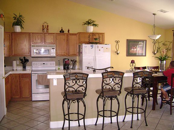 Kitchen & Breakfast Bar