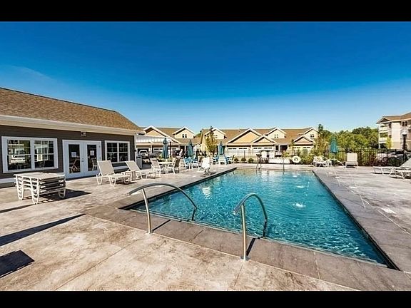 4th image of 2 Longwood Ln #65