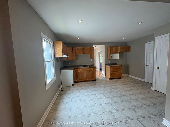 5th image of 200 Lincoln St