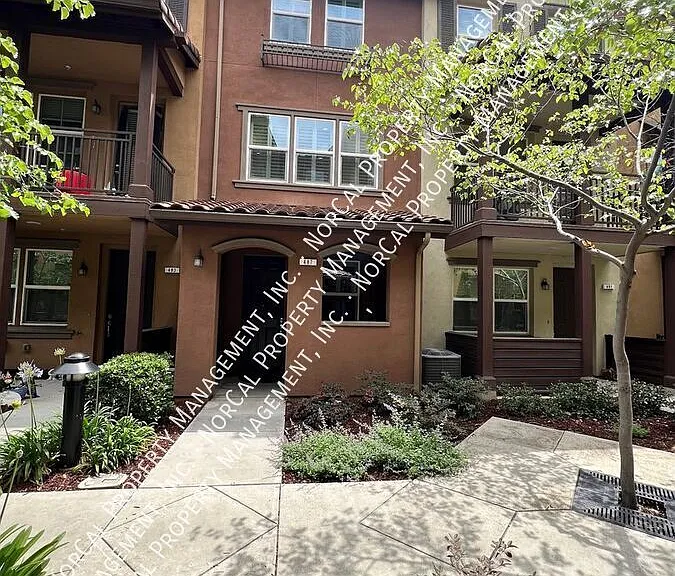 487 La Scena Pl — Photo 2