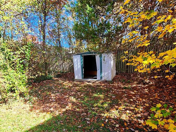 4th image of 2107 Tanglewood Dr