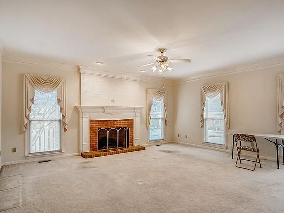 4th image of 2285 Burlington Ln