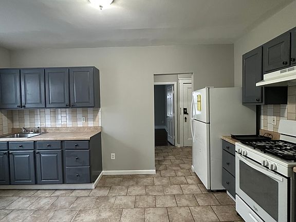 5th image of 284 Hallock Ave #2B