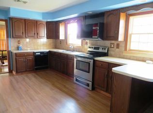 407 Gardners Neck Rd, Swansea, MA 02777