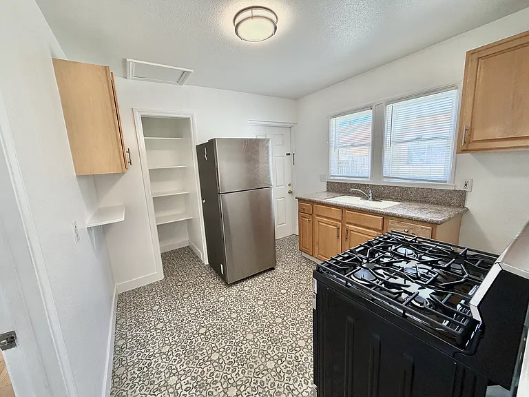441 W 16th St — Photo 2